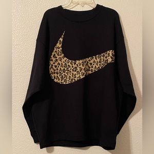 Nike Women’s Big Leopard Swoosh Black Crewneck Sweatshirt Top Small